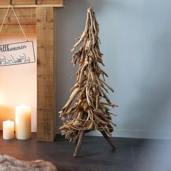 Dekorativer Weihnachtsbaum aus Treibholz als stilvolle Innendekoration