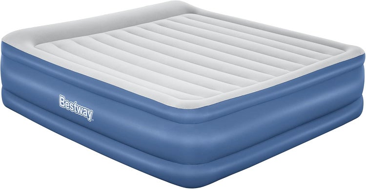 Geschmückter Weihnachtsbaum mit Federn und Kugeln