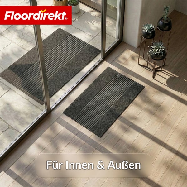 Gestreifte Schmutzfangmatte für den Innenbereich und Außenbereich vor einer Glasschiebetür auf Fliesen und Holzboden, Floordirekt Logo.