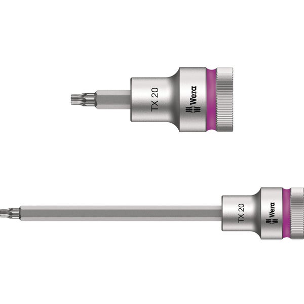 Dekoratives Schlafzimmer mit Kissen, Decke, Buch und Getränk auf dem Bett