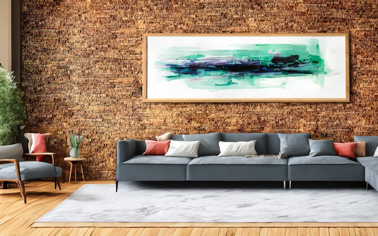 Modernes Wohnzimmer mit Sofa vor einer strukturierten Wand in Korkoptik und einem großformatigen abstrakten Wandbild auf Holzfußboden.