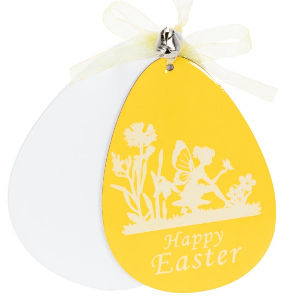 Osteranhänger aus Holz mit zwei Eiern in Weiß und Gelb, Motiv Fee mit Blumen und Schriftzug Happy Easter, gelbe Schleife und silbernes Glöckchen.