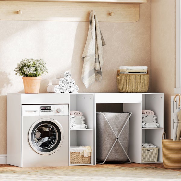 Heller, organisierter Wäscheraum mit weißen Modulschränken für Waschmaschine, Wäschekorb und Ablagefächern mit Handtüchern und Körben.