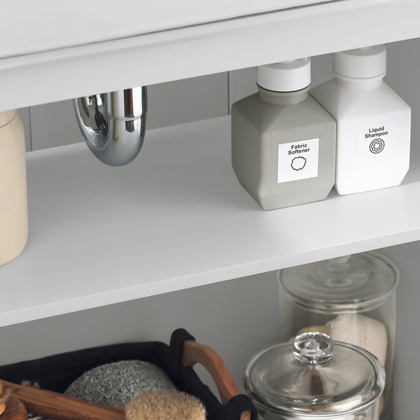 Badezimmerschrank mit Reinigungsartikeln und Accessoires