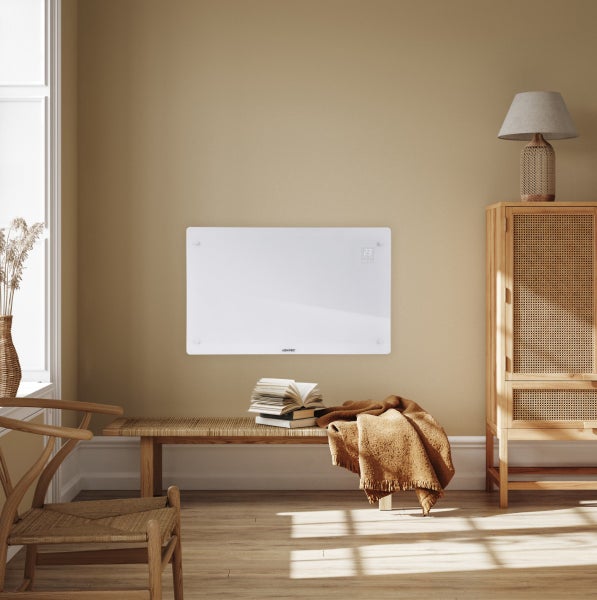 Wohnzimmer mit Infrarotheizung an der Wand, Bank mit Decke und Büchern, Holzschrank und Dekoration