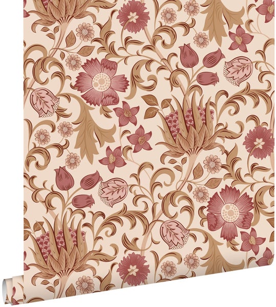 Tapete mit einem detailreichen floralen Muster aus Blüten, Blättern und Ranken in Beige, Rosa und Braun.