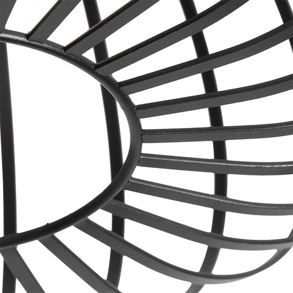 Detailansicht eines schwarzen Metallkorbs mit Gitterstruktur