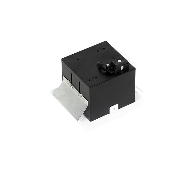 Quadratisches Einbaugehäuse für Strahler aus schwarzem Metall mit Befestigungsklammern für den Deckeneinbau.