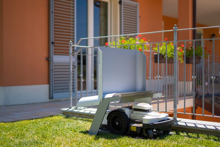 Rasenmähroboter mit Ladestation im Garten