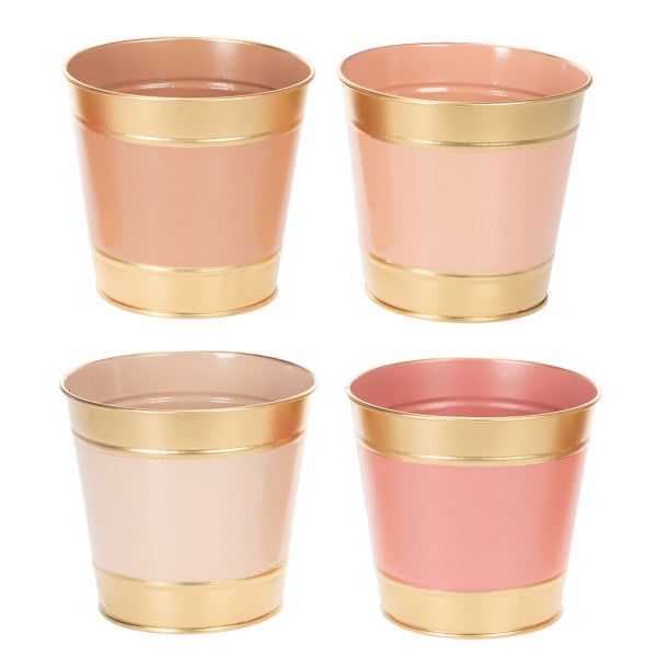 Vier Übertöpfe aus Metall in verschiedenen Rosatönen und Beige mit goldfarbenen Rändern.