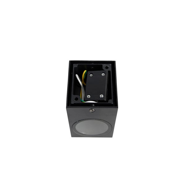 Rückansicht einer schwarzen Außenwandleuchte mit Montageöffnung, interner Verkabelung und Anschlussdose.