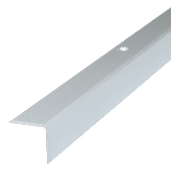 Treppenkantenprofil in L-Form aus Aluminium mit geriffelter Trittfläche und vorgebohrten Löchern.