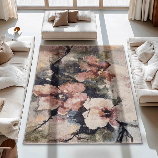 Teppich mit Blumenmuster in einem hellen Wohnzimmer.