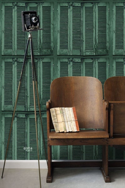 Vintage-Szene mit Tapete imitiert Fensterläden, Vintage-Kamera auf Stativ und Bücher auf einer alten Holzbank.