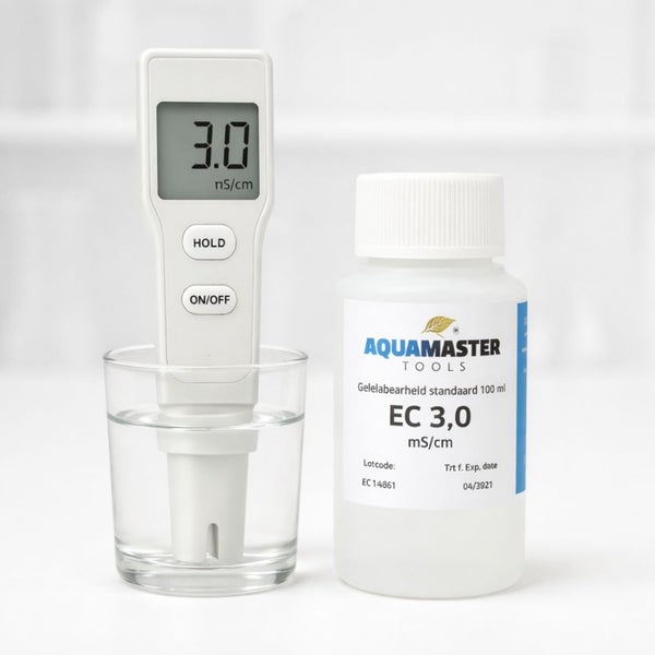 Aqua Master Tools EC 3,0 Kalibrierflüssigkeit 100 Milliliter mit einem digitalen Leitfähigkeitsmessgerät in einem Glas.