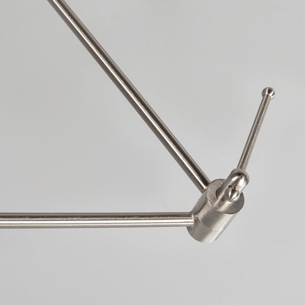 Detailansicht einer silberfarbenen Metallrohrkonstruktion