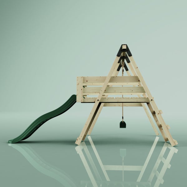 Spielturm aus hellem Holz mit einer Rutsche und einer Kletterleiter.