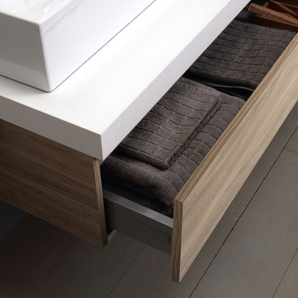 Waschbeckenunterschrank mit geöffneter Schublade und Handtüchern