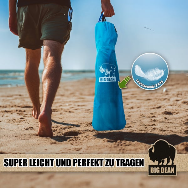 Person trägt Strandmuschel der Marke Big Dean in Tragetasche am Strand