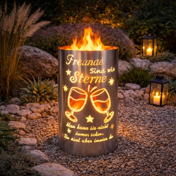 Feuersäule aus Metall mit Aussparungen im Garten.