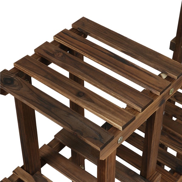 Detailaufnahme eines mehrstufigen Pflanzenständers aus Holz.