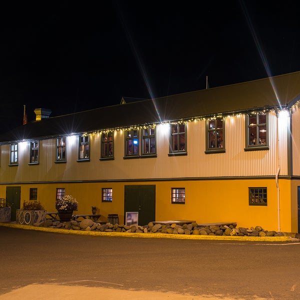 Nachts beleuchtetes Gebäude mit Fassade