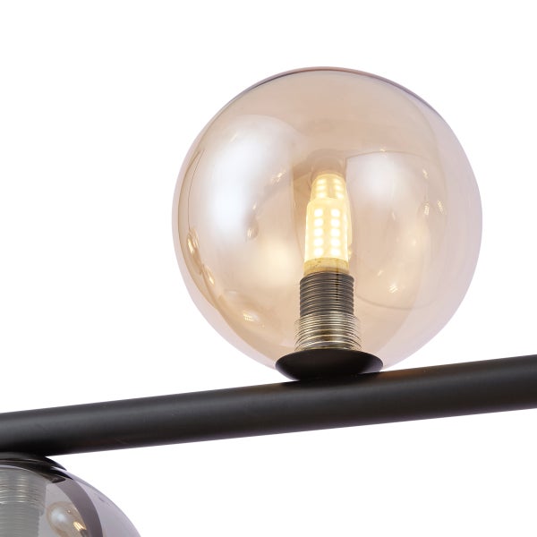 Detailaufnahme einer Deckenleuchte mit Glaskugeln und LED-Leuchtmittel