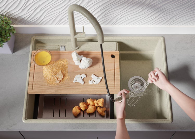 Küchenspüle mit Schneidebrett, Abtropfsieb, Armatur und Lebensmitteln