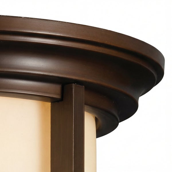 Detailaufnahme einer Deckenleuchte mit braunem Rahmen und Lampenschirm