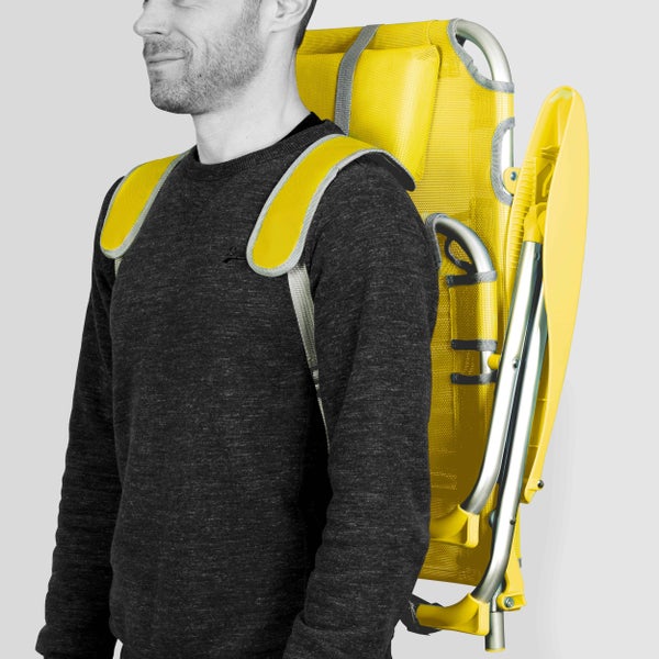 Mann trägt ein gelbes Transportgestell mit Aluminiumrahmen und gepolsterten Tragegurten wie einen Rucksack auf dem Rücken.