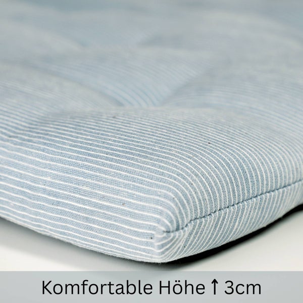 Detailaufnahme eines gestreiften Sitzkissens mit einer komfortablen Höhe von 3 Zentimetern.