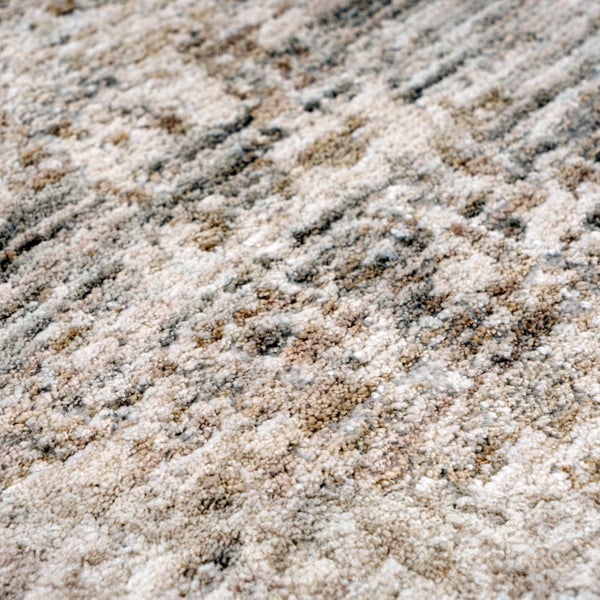 Nahaufnahme eines flauschigen Teppichs mit gemustertem Hochflor