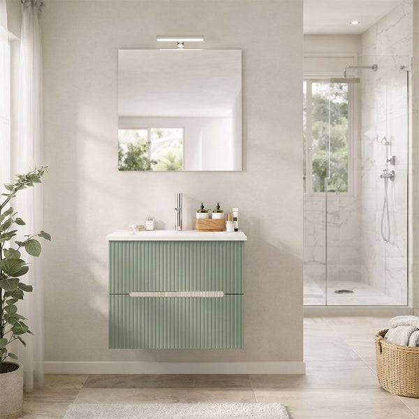 Modernes Badezimmer mit Waschtischunterschrank in geriffelter Optik, Waschbecken, Wandspiegel und Leuchte in einem hellen, einladenden Raum.
