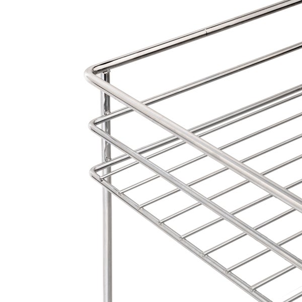 Detailaufnahme der Ecke eines verchromten Metallregals mit Gitterboden.