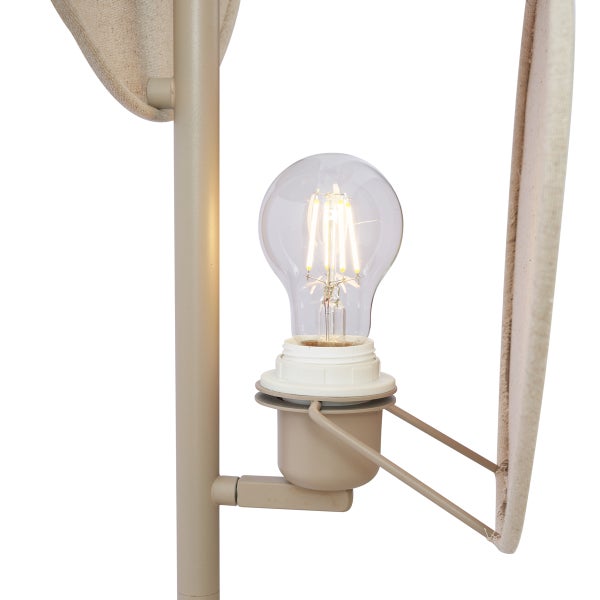 Detailansicht einer beigefarbenen Lampe mit eingeschalteter LED-Filament-Birne, Metallfassung und Textilschirm.