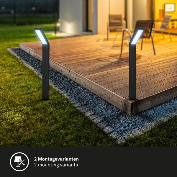 Zwei moderne, beleuchtete Außenwegeleuchten auf einer Holzterrasse im Garten in zwei Montagevarianten, im Boden und direkt auf dem Holzdeck montiert.