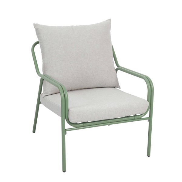 Garten-Lounge-Sessel mit grünem Metallgestell und hellgrauen Kissen.