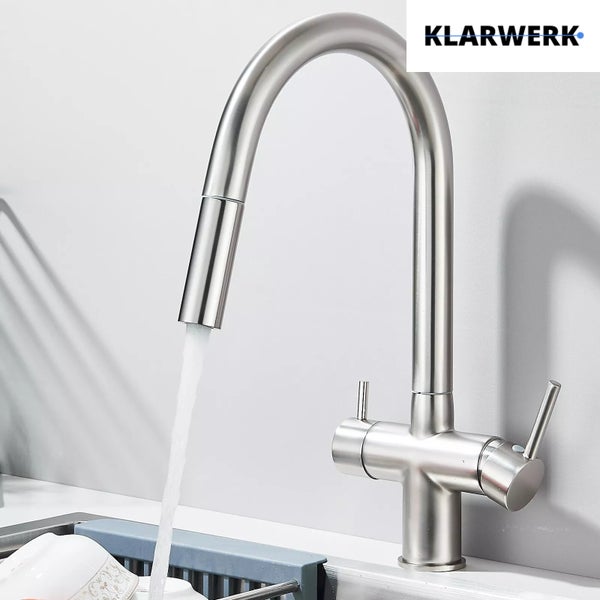 Küchenarmatur in Edelstahl-Optik mit hohem Rundbogenauslauf, zwei Bedienhebeln und fließendem Wasser. Klarwerk Logo.