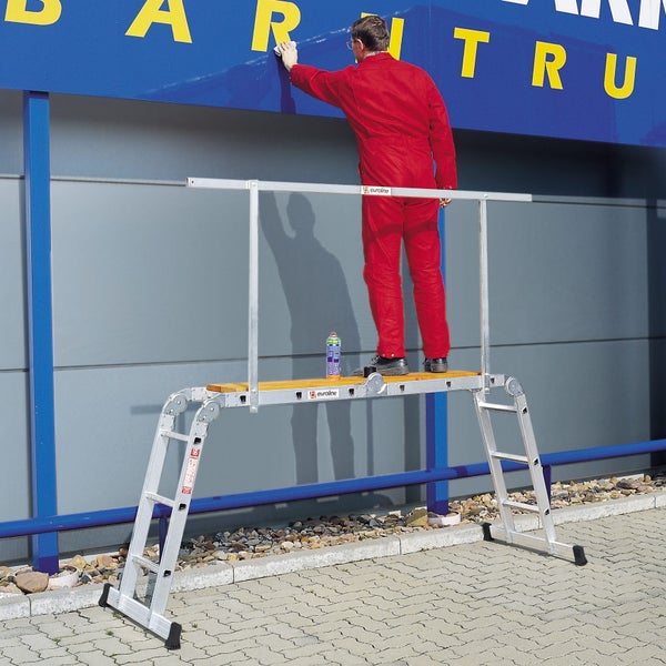 Mann reinigt Schild mit Euroline Arbeitsgerüst