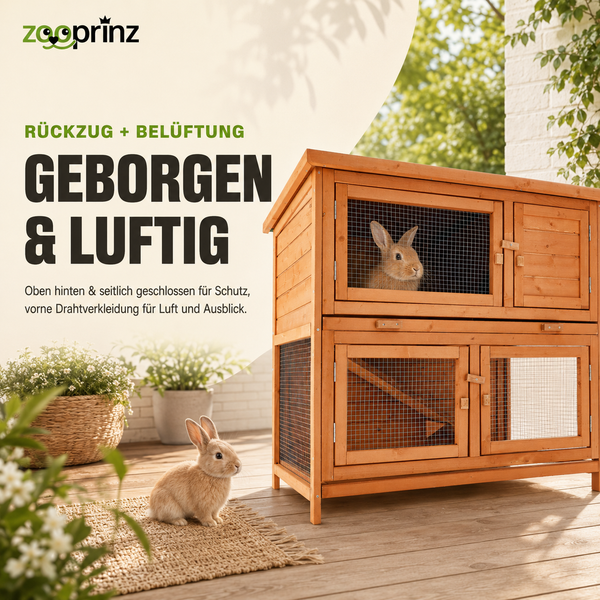 Zooprinz Logo. Zweistöckiger Kaninchenstall aus Holz mit Drahtgitter für Belüftung und Schutz, im Außenbereich mit zwei Kaninchen.