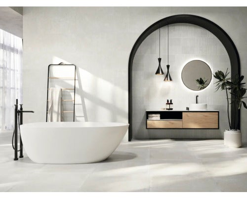 Badezimmer mit Badewanne, Waschtisch, Spiegel und Handtuchhalter