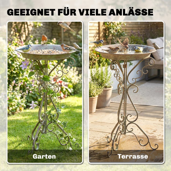 Vogeltränke aus Metall mit verzierter Säule, links als Futterstelle im Garten und rechts als Wasserbad auf der Terrasse mit badenden Wildvögeln.