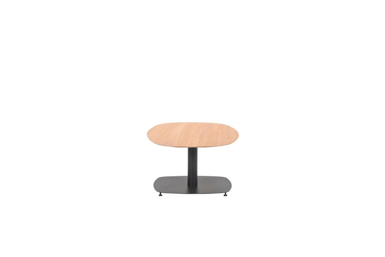 Moderner Beistelltisch mit ovaler Tischplatte in Holzoptik und dunklem Metallfuß.