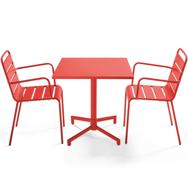Bistro-Set aus Metall mit quadratischem Tisch und zwei Armlehnenstühlen in Lattenoptik, rot.