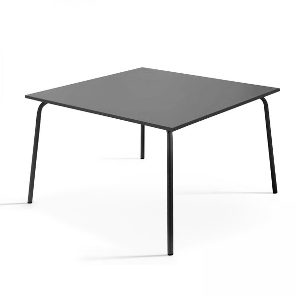 Quadratischer Gartentisch aus anthrazitfarbenem Metall mit schmalen Beinen.