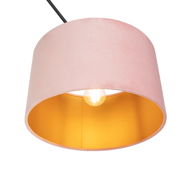 Pendelleuchte mit rosa Samtschirm, goldener Innenseite und sichtbarem Leuchtmittel.