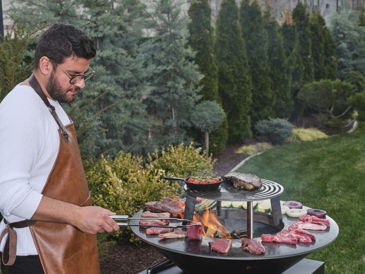 The Favilla FUEGO SCHWARZ Feuerschale mit Grillring – Design-Grill mit 3 Temperaturzonen Ø 85 cm – Feuerstelle Outdoor mit Zubehör – Schwarz pulverbeschichtet inkl. Grillrost & Abdeckhaube