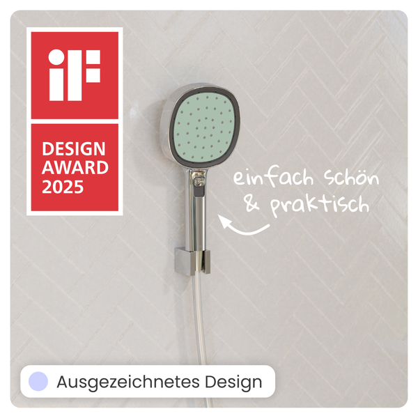 Handbrause in Wandhalterung vor einer hellen Fliesenwand mit Fischgrätenmuster, ausgezeichnet mit dem iF Design Award 2025.