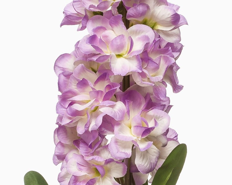 Künstliche Blume mit grünen Blättern sowie violetten und weißen Blüten.