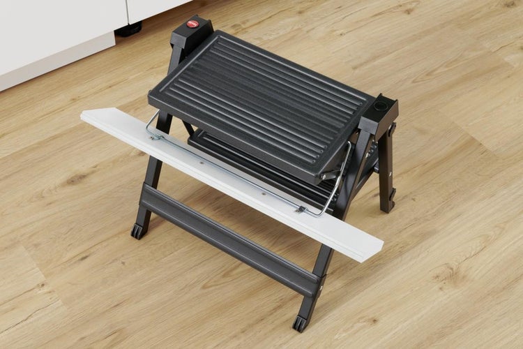 Zweistufiger Haushaltsklapptritt mit geriffelter Trittfläche und integrierter Ablageschale.